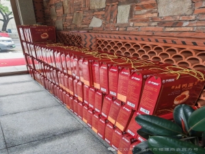 嘉興市福建商會常務副會長王述平慷慨贊助百盒咸鴨蛋 助力商會發(fā)展